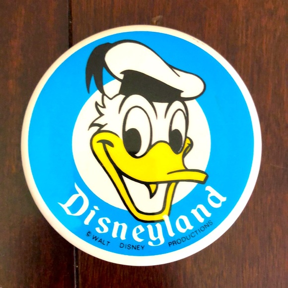 Vintage Disneyland Donald Duck button - Picture 1 of 2